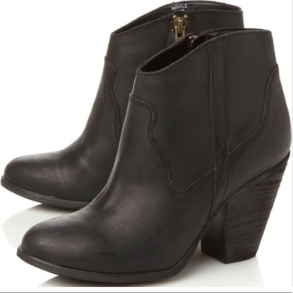 Steven Madden Rifffle Booties. Black. Leather